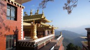 Thrangu Tashi Yangtse Monastery, Ein sehr wichtiger Pilgerort für die Buddhisten ist das Kloster Thrangu Tashi Yangtse auf dem Gipfel des Namo Buddha.