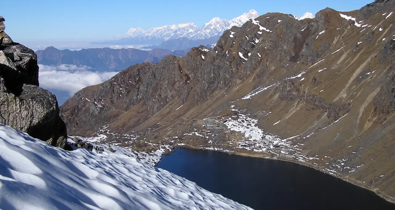 Der hochgelegene Gosainkund-See vor schneebedeckten Himalayagipfeln