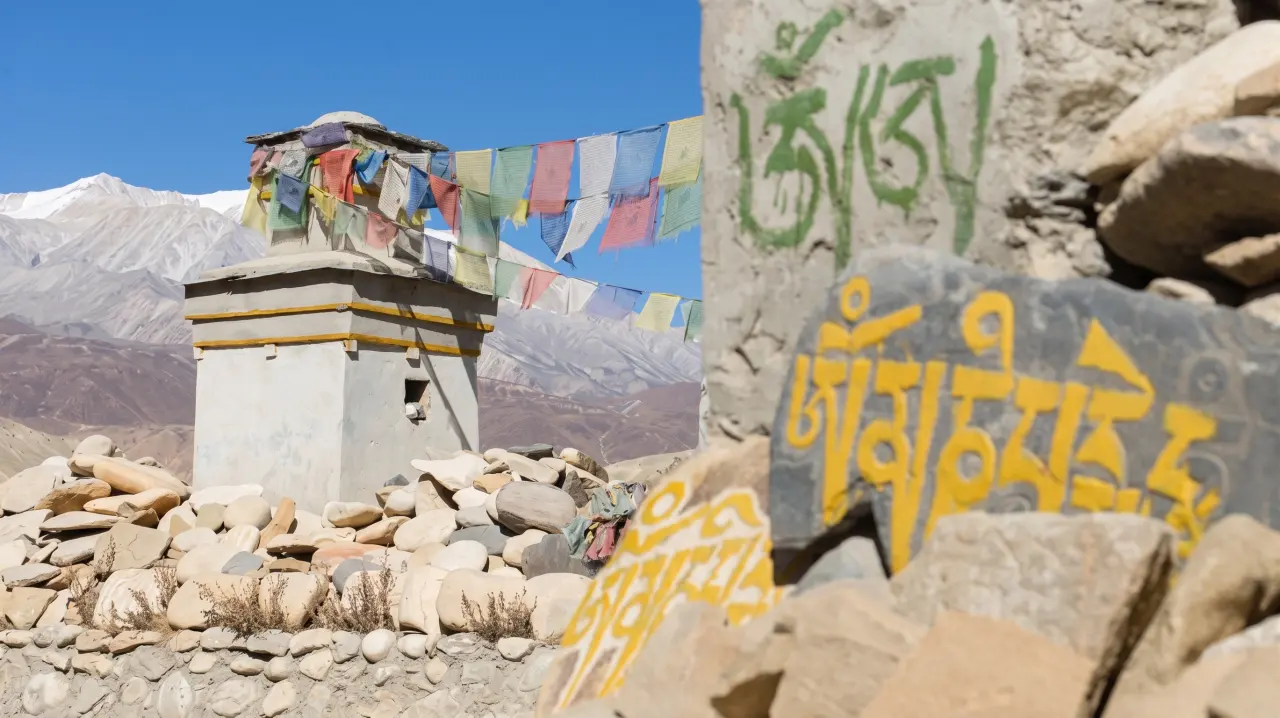 Stupa und Mantras nahe Loh-Mantang, Mustang-Trek