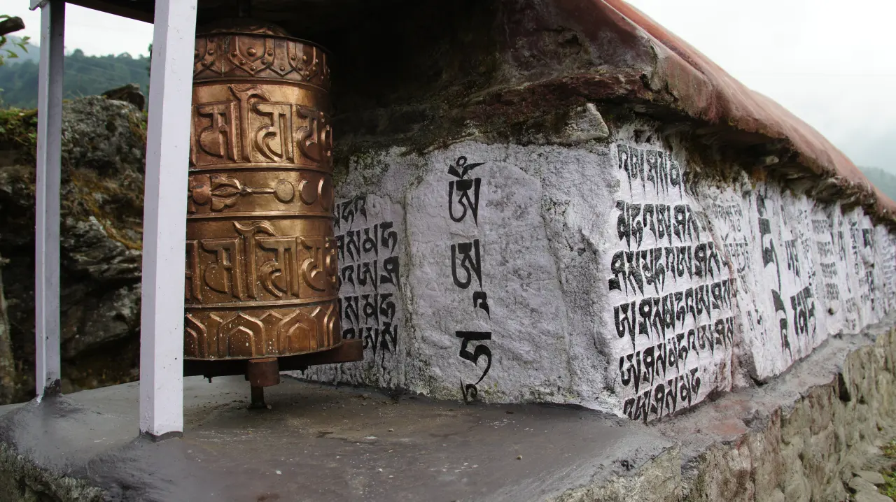 Manimauer auf dem Weg, Everest Trekking