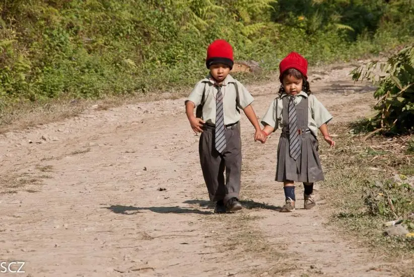 Manaslu Region: Schulkinder bei Arketh Bazaar auf dem Weg nach Hause.