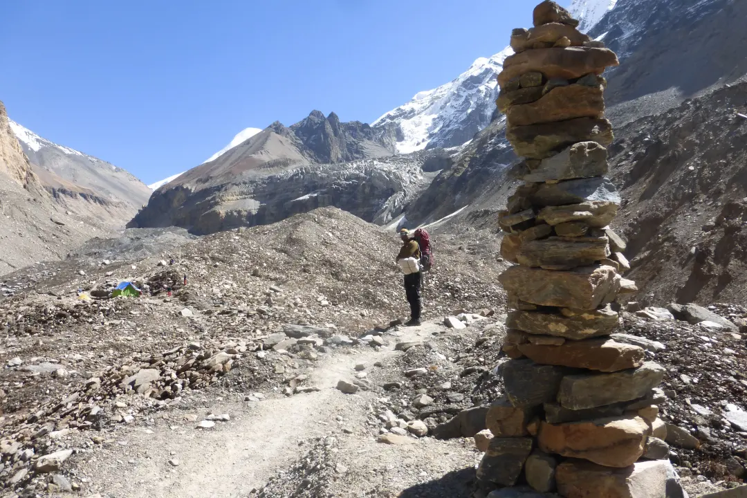 Steinmännchen markieren den Weg, Dhaulagiri Trekking