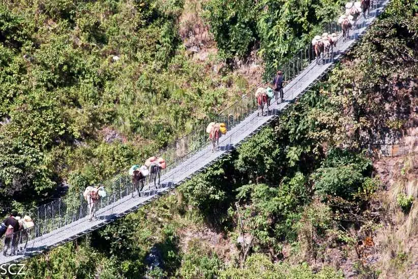 Manaslu Region: Zur Überquerung einiger Brücken gehört schon ein wenig Mut.