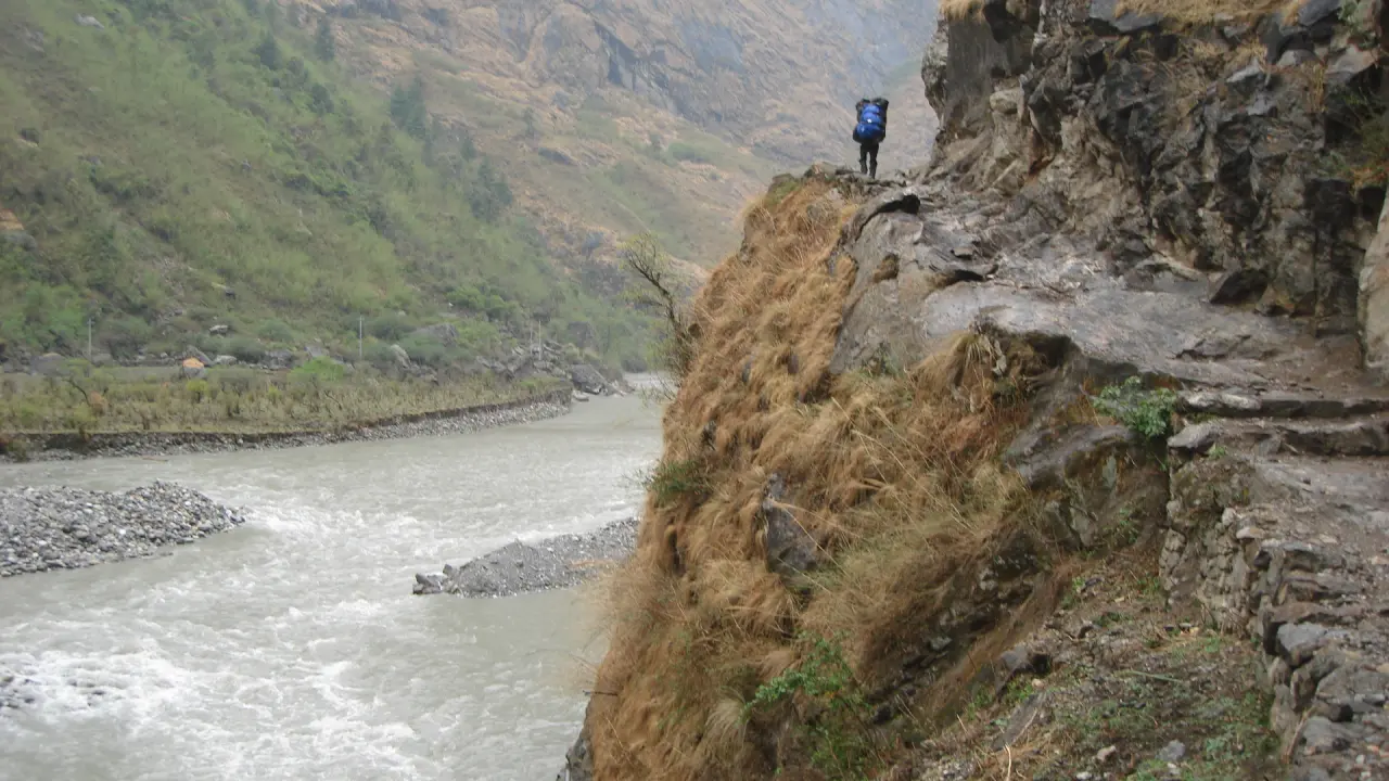 Manaslu Region: Trekking von Dharapani nach Charme.