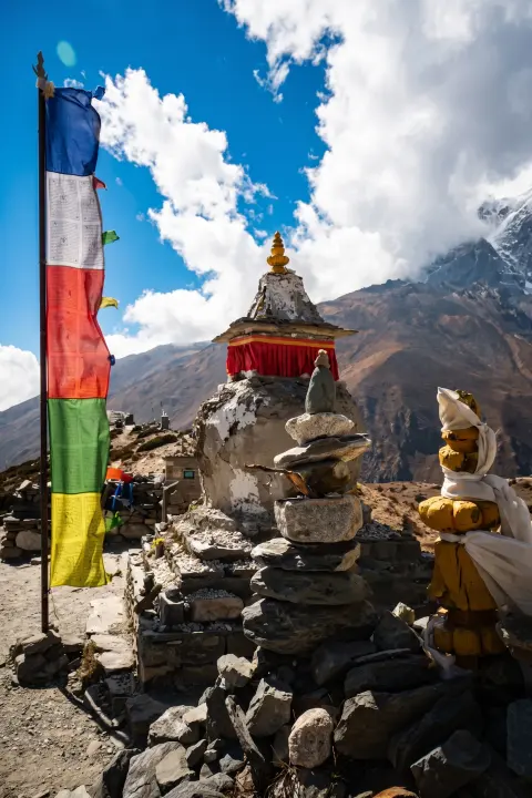 Buddhistischer Stupa und Gebetsfahnen im Everest-Gebiet