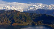 Pokhara, Pokara bei schönstem Wetter aus gesehen.
Wunderschön gelgen am Phewa-See.
Photo: Jean-Marie Hullot