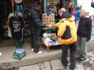 Einkaufen in Lukla, Beim Einkaufen in Nepal sollte immer vorher gut verhandelt werden.