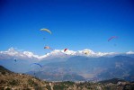 Paragliding in Pokhara, Am besten ist es früh morgens zu starten, da hat man die beste Sicht auf die Annapurnakette und den Fishtail.