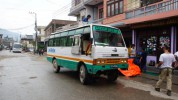 Bus in Besisahr, Dieser fährt diverse Male täglich über Bulbuhle bis Syange.
