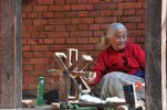 Bhaktapur, Frau am Spinnrad. Uralte Handwerkskunst zum miterleben.