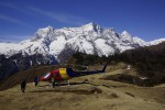 Bergrettung, Bergrettung per Heli ist in Nepal bis ca. 6.000 Meter Höhe möglich.