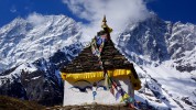 Stupa auf dem Everest-Trekking, Entlang der Trekkingpfade in Nepal lassen sich viele urlate Stupas finden. Diese hier steht am Fuße des Mount Everest.
