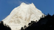 Manaslu Trekking, Der Manaslu. Der Manaslu mit einer Höhe von 8.163 Metern ist er der achthöchste Berg der Erde. Hier gesehen aus dem kleinen Dorf Loh.